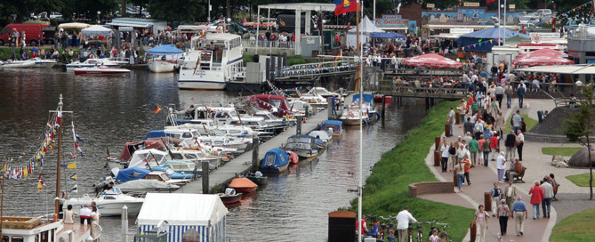der Barßeler Hafen während des Hafenfests aus der Vogelperspektive.