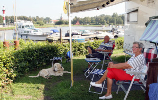 Wohnmobilisten in Barßel am Hafen