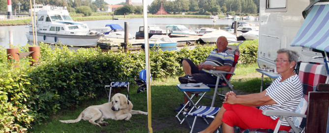 Wohnmobilisten in Barßel am Hafen