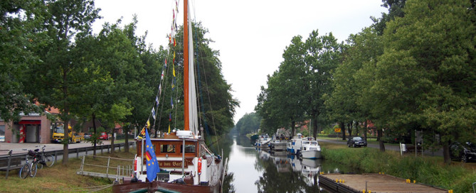 Der Elisabethfehnkanal. Im Vordergrund sind Boote zu sehen.