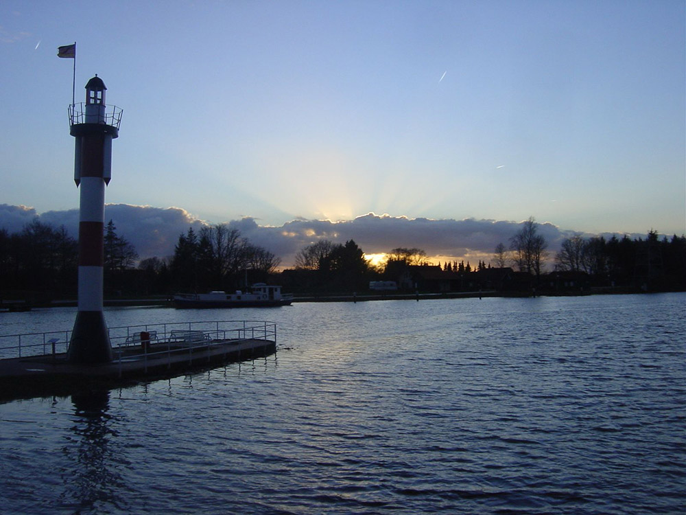 Abendstimmung mit Sonnenuntergang am Hafen
