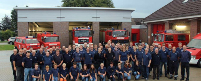 Gruppenbild der Feuerwehr Barßel vor dem Feuerwehrgebäude.