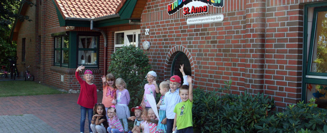 Kindergartenkinder vor dem Gebäude des St. Anna-Kindergartens.