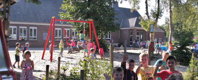 Kinder am dem Spielplatz der Marienschule Barßel.