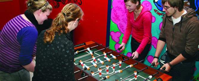 Jugendliche spielen am Kickertisch im Jugend-und Begegnungszentrum Barßel.