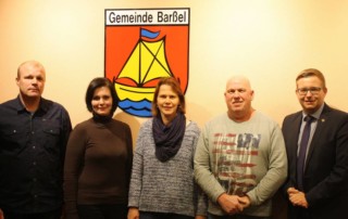Das Bild zeigt Bürgermeister Nils Anhuth (rechts) mit dem neugewählten Vorstand des Gemeindeelternrates und den Vertretern der Elternschaft im kommunalen Schulausschuss (von links): Stellvertretender Vorsitzender Jens Schumann, Christina Meier, Marlies Gruben-Raming und Vorsitzender Matthias Dierks.