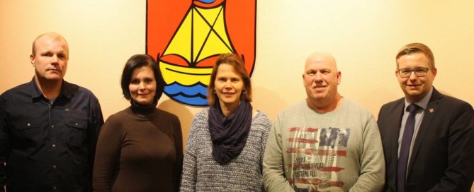 Das Bild zeigt Bürgermeister Nils Anhuth (rechts) mit dem neugewählten Vorstand des Gemeindeelternrates und den Vertretern der Elternschaft im kommunalen Schulausschuss (von links): Stellvertretender Vorsitzender Jens Schumann, Christina Meier, Marlies Gruben-Raming und Vorsitzender Matthias Dierks.