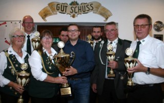 Pokalübergabe nach dem Wettkampf (von links): Christa Battram, Ralf Stammermann, Erika Kleen, Jan Fahrenholz, Nils Anhuth, Mario Wienhold, Alfred Prüsener und Clemens Büscherhoff
