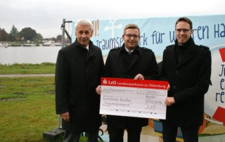 Scheckübergabe durch die Sparkassenvertreter Joachim Stuke (links) und Eric Janßen (rechts), an BM Nils Anhuth (Mitte).