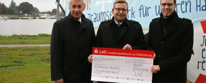 Scheckübergabe durch die Sparkassenvertreter Joachim Stuke (links) und Eric Janßen (rechts), an BM Nils Anhuth (Mitte).