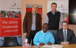 Bürgermeister Nils Anhuth (von rechts) und Erster Gemeinderat Michael Sope begrüßten Pastor Samuel Nyohnyoh, der vier Wochen Gast von Pastor Thomas Perzul sein wird, im Rathaus.