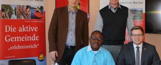Bürgermeister Nils Anhuth (von rechts) und Erster Gemeinderat Michael Sope begrüßten Pastor Samuel Nyohnyoh, der vier Wochen Gast von Pastor Thomas Perzul sein wird, im Rathaus.