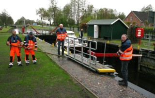 Die neuen Schleusen- und Brückenwärter (v.li.) Ludger Thoben, Olaf Wolff, Gregor Pekeler, Karl-Heinz Coners im Einsatz bei der Schleuse.