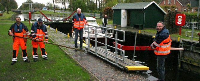 Die neuen Schleusen- und Brückenwärter (v.li.) Ludger Thoben, Olaf Wolff, Gregor Pekeler, Karl-Heinz Coners im Einsatz bei der Schleuse.