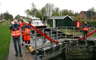 Die neuen Schleusen- und Brückenwärter (v.li.) Ludger Thoben, Olaf Wolff, Gregor Pekeler, Karl-Heinz Coners im Einsatz bei der Schleuse.
