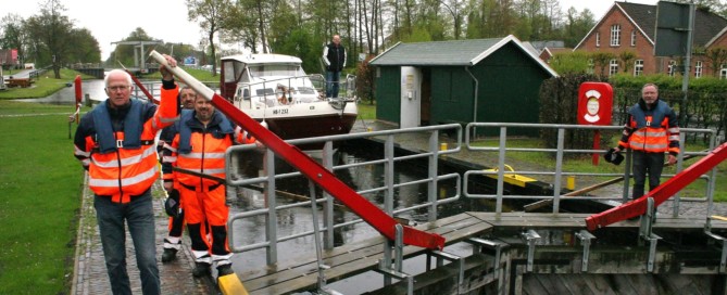Die neuen Schleusen- und Brückenwärter (v.li.) Ludger Thoben, Olaf Wolff, Gregor Pekeler, Karl-Heinz Coners im Einsatz bei der Schleuse.