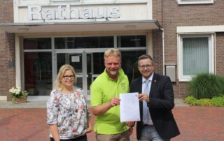 Foto von links: Kämmerin Anke Rönneper, Robert Nagel von „Robbis Mensch-Hunde-Beratung“ und Bürgermeister Nils Anhuth