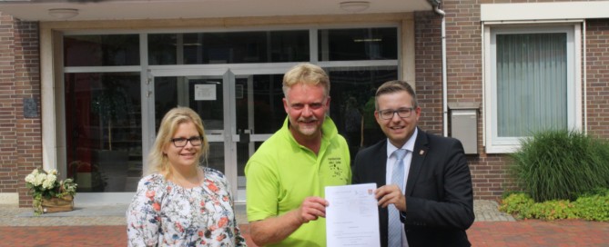 Foto von links: Kämmerin Anke Rönneper, Robert Nagel von „Robbis Mensch-Hunde-Beratung“ und Bürgermeister Nils Anhuth