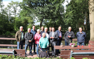 Gruppenfoto mit den "Sponsoren", BM Anhuth, Elfriede Rosenberg und Hartmut Willhaus