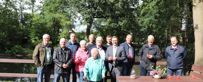 Gruppenfoto mit den "Sponsoren", BM Anhuth, Elfriede Rosenberg und Hartmut Willhaus