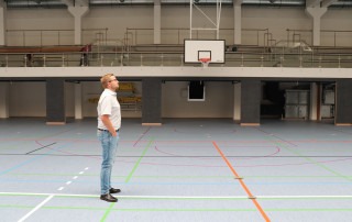 Bürgermeister Nils Anhuth in der Sporthalle NACH der Sanierung.