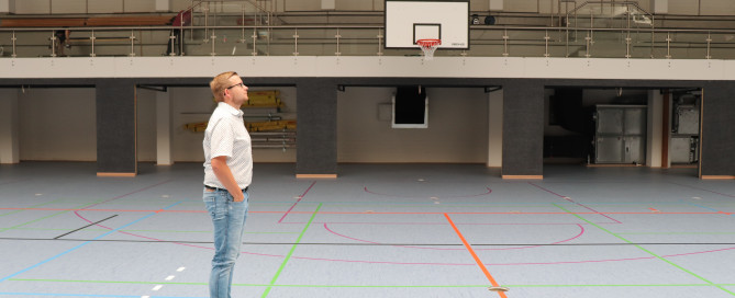 Bürgermeister Nils Anhuth in der Sporthalle NACH der Sanierung.