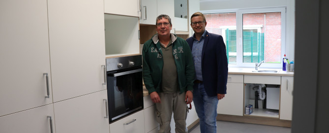 Gemeindejugendpfleger Hartmut Börcher (links) besichtigt mit BM Nils Anhuth die neue Küche im JuBZ.