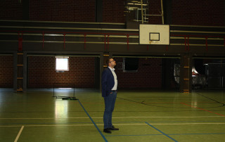 Bürgermeister Nils Anhuth in der Sporthalle VOR der Sanierung.