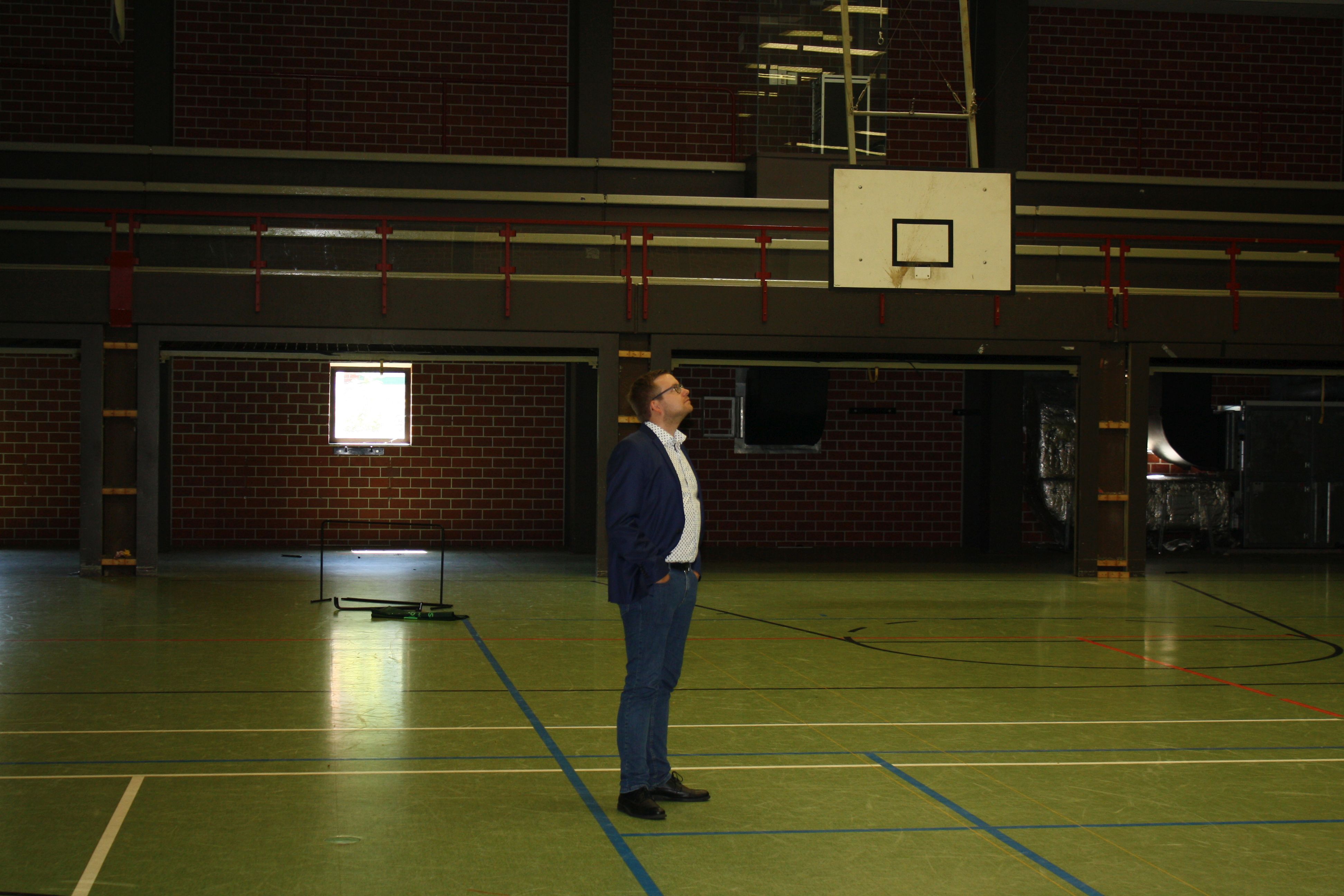 Bürgermeister Nils Anhuth in der Sporthalle VOR der Sanierung.