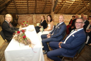 Trauung Museumsscheune Hochzeitspaar in der Mueseumsscheune