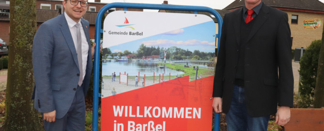 Bürgermeister Nils Anhuth und Erster Gemeinderat Michael Sope präsentieren das neue Hinweisschild am Rathaus, das für das Anerkennungsverfahren zur Weiterführung des Gütesiegels "Staatlich anerkannter Erholungsort" im Dezember 2019 ausgetauscht wurden.. Aufnahme: Wlodarczyk