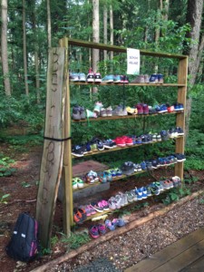 IMG_3312-2 Ein Schuhregal im Barfußpark in Harkebrügge.