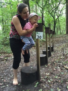 IMG_3769 Mutter und Kind testen eine Barfußstation im Barfußpark Harkebrügge.
