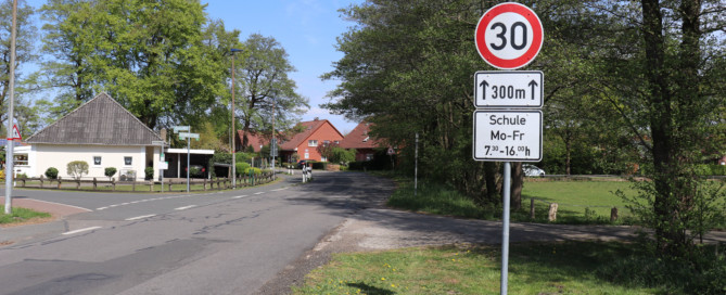 Die erweiterte 30er-Zone gilt nun von „FIP“ bis zur Kreuzung Pestalozzistraße/Friesoyther Straße. Aufnahme: Wlodarczyk