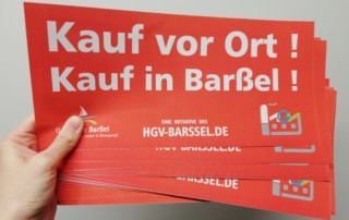 Die Aufkleber "Kauf vor Ort! Kauf in Barßel" können bei allen HGV-Mitgliedern kostenlos abgeholt werden.