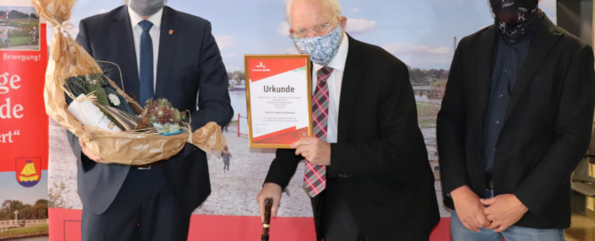 Bürgermeister Nils Anhuth (links) übergab dem neuen Ehrenbürger Dr. Gustav Schünemann (Mitte) die Urkunde im Beisein von Henning Schünemann (rechts).