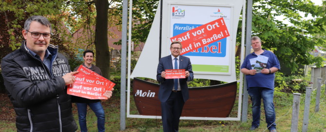 Von links nach rechts: Volker Hinz, René Hartmann, Bürgermeister Nils Anhuth und Michael Niemeyer präsentieren die neue Aktion des HGV.