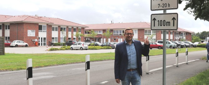 Archivbild aus letztem Sommer: Bürgermeister Nils Anhuth präsentierte die Errichtung der ersten Temporeduzierung vor der „FIP“. Aufnahme: Bergmann