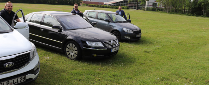 Jens Lindstädt, Kevin Vos und Bürgermeister Nils Anhuth (v.l.n.r.) präsentieren das Veranstaltungsgelände der Auto-Veranstaltungen auf dem Jugendzeltplatz in Barßel. Bildquelle: Wlodarczyk/Gemeinde Barßel