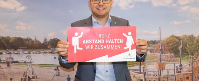 Bürgermeister Nils Anhuth präsentiert die Aktion „Trotz Abstand halten wir zusammen“. Bildquelle: Wlodarczyk/Gemeinde Barßel