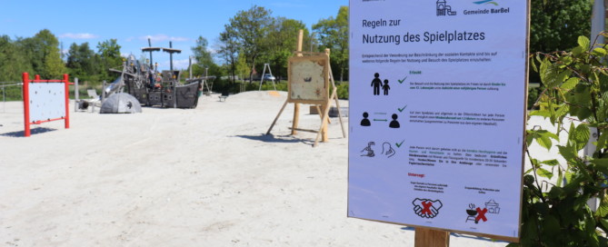 Der Traumspielpark am Hafen darf wieder bespielt werden. Hinweisschilder weisen auf die aktuell geltenden Regeln hin. Aufnahme: Wlodarczyk