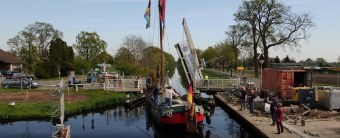 Die Jantina wird passiert nach der Schleuse auch die Brücke in Osterhausen. Bildquelle: Robin Jacobs