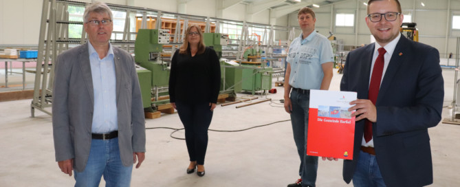 Clemens Kurre (links) und Andreas Kurre (dritter von links) erhielten einen KMU-Zuwendungsbescheid von Bürgermeister Nils Anhuth (rechts) und Anke Rönneper. Bildquelle: Wlodarczyk/Gemeinde Barßel