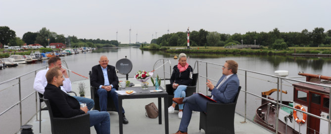 Gesprächsrunde auf einem Hausboot in Barßel (v.l.n.r.): Jens Lindstädt, Ralph Schröder, Hans Eveslage, MdB Silvia Breher und BM Nils Anhuth.