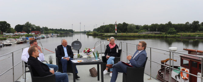 Gesprächsrunde auf einem Hausboot in Barßel (v.l.n.r.): Jens Lindstädt, Ralph Schröder, Hans Eveslage, MdB Silvia Breher und BM Nils Anhuth.