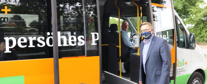 Bürgermeister Nils Anhuth (vorne) vor dem Fahrantritt mit dem moobil+-Bus. Aufnahme: Wlodarczyk/Gemeinde Barßel