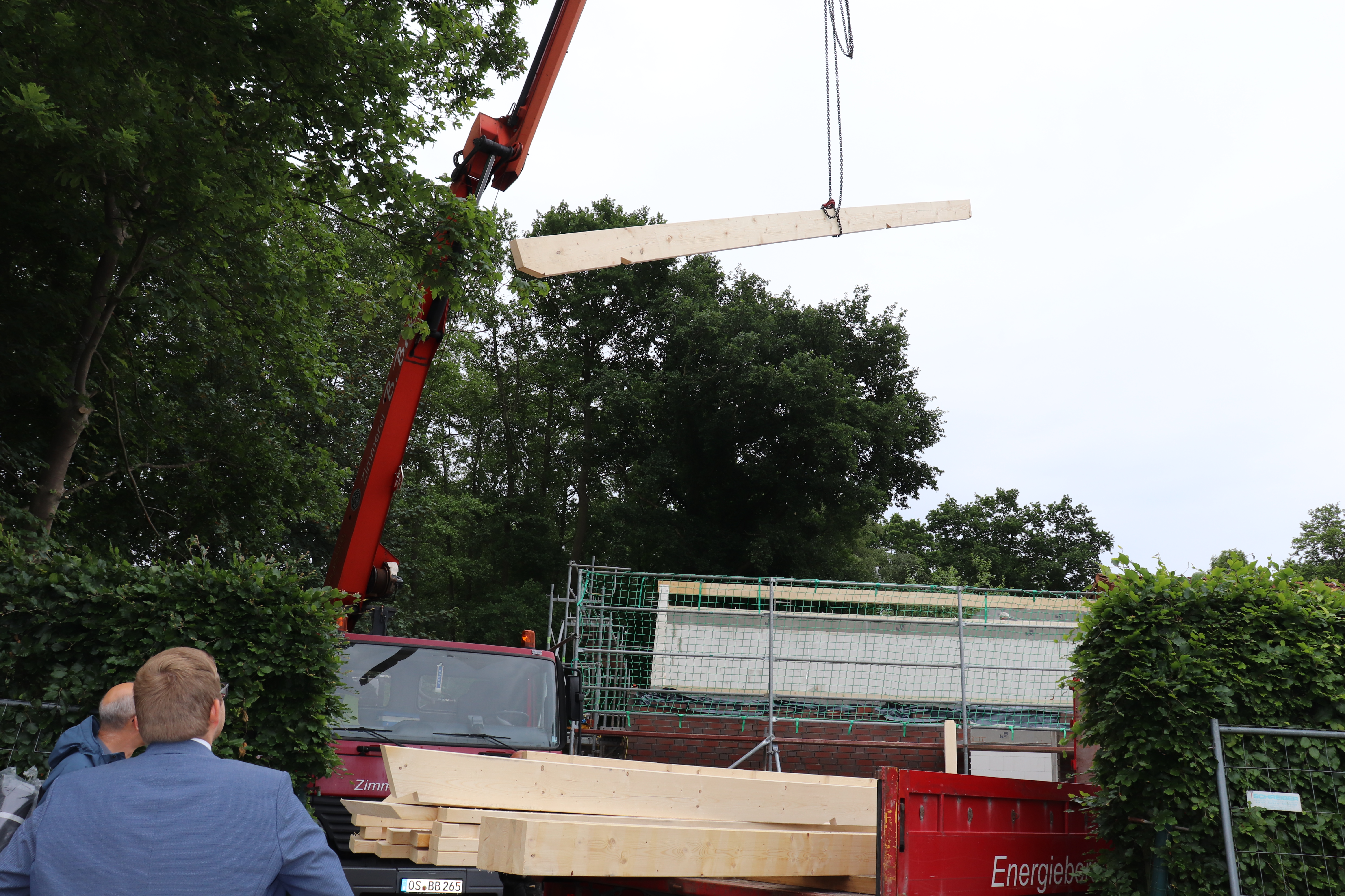 Der Dachstuhl wird errichtet. Aufnahme: Wlodarczyk/Gemeinde Barßel