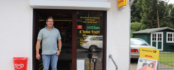 Wolfgang Ziegler im Eingangsbereich des Kiosks, in dem die Postfiliale untergebracht ist. Aufnahme: Gemeinde Barßel