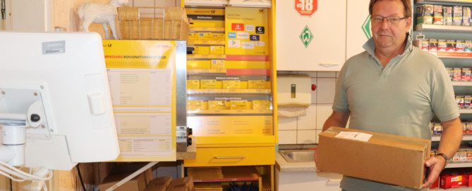 Wolfgang Ziegler freut sich, dass in seinem Kiosk in Elisabethfehn nun die Filiale der Deutschen Post zuhause ist. Aufnahme: Gemeinde Barßel