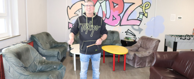 Gemeindejugendpfleger Hartmut Börchers (auf dem Bild) und seine Frau Inka Börchers werden während der Sommerferien ein individuelles Programm für Grundschulkinder anbieten. Zum Programm können auch sportliche Aktivitäten wie „Tricks mit dem Diabolo“ gehören. Aufnahme: Gemeinde Barßel